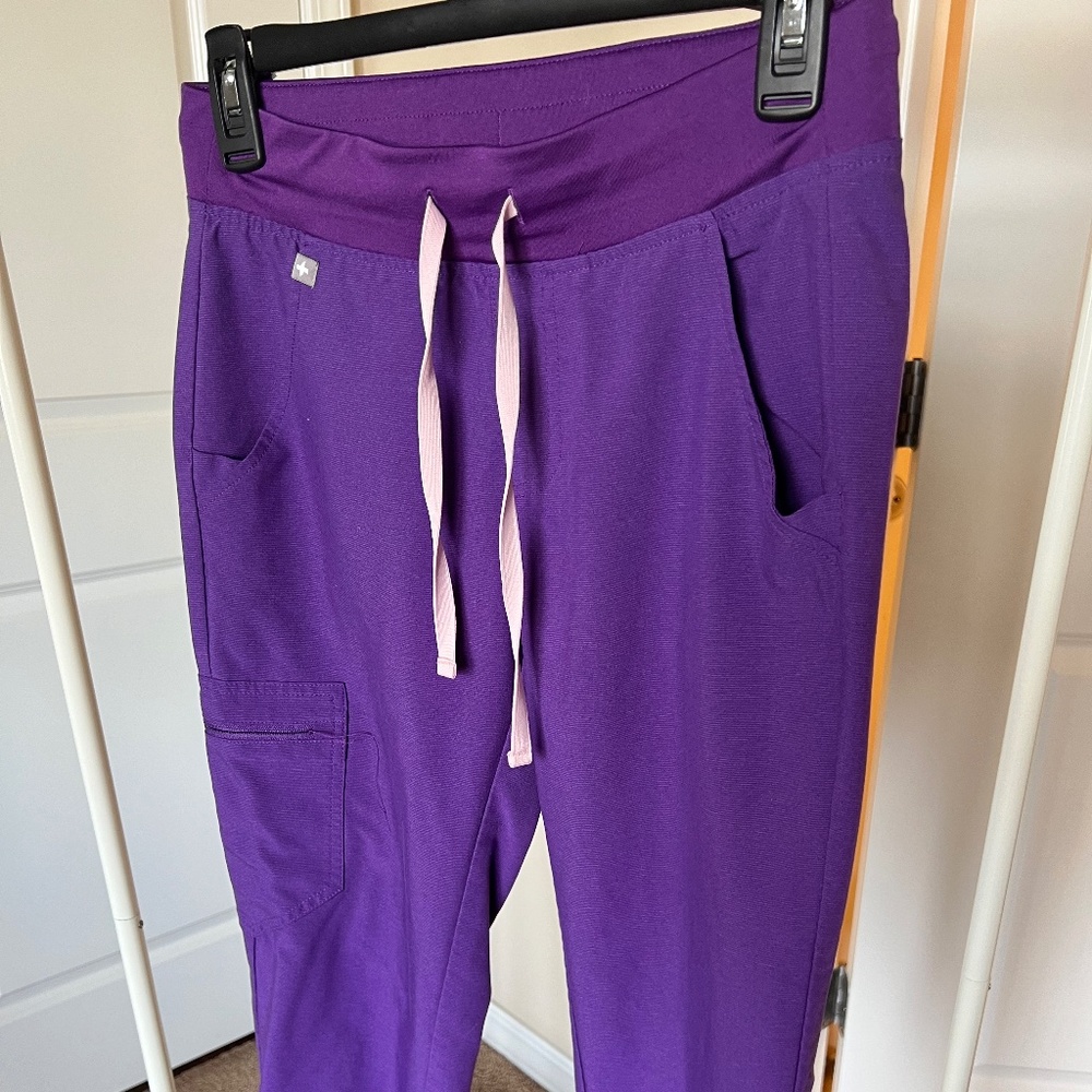 FIGS XS/P Zamora Jogger Scrub Pants in Ultra Violet.